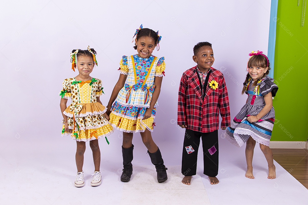 Crianças com trajes de festa junina