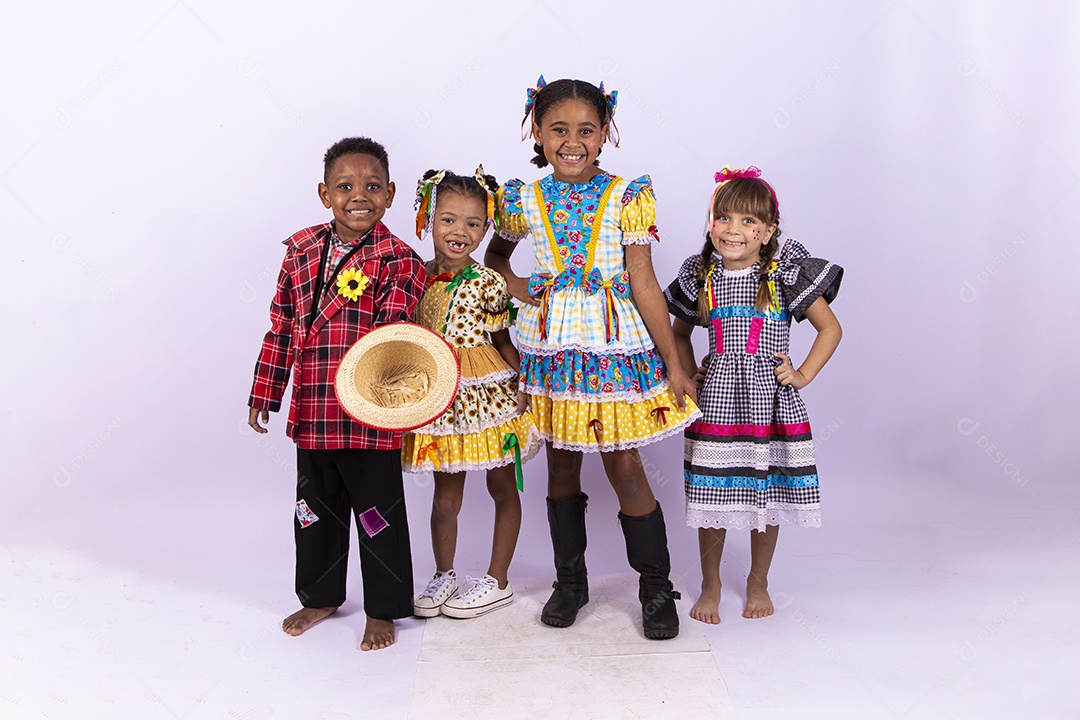 Crianças com trajes de festa junina