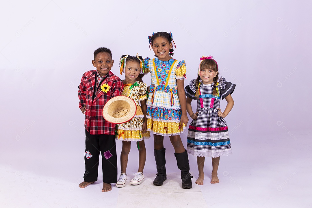 Crianças com trajes de festa junina