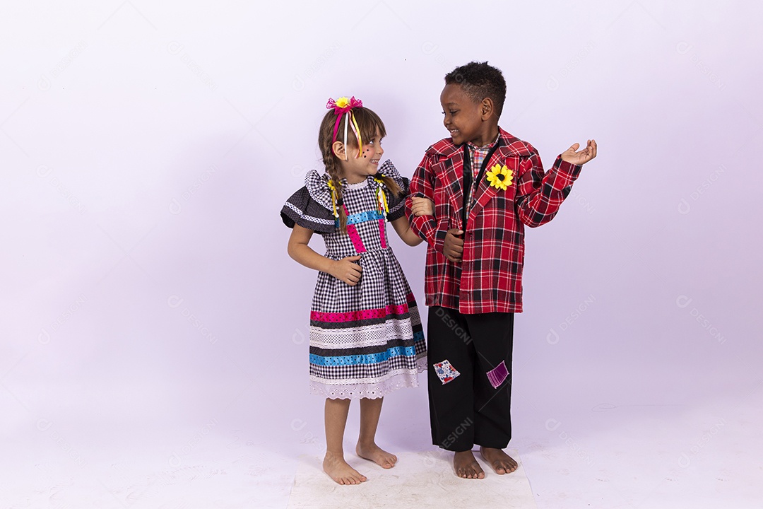 Crianças com trajes de festa junina