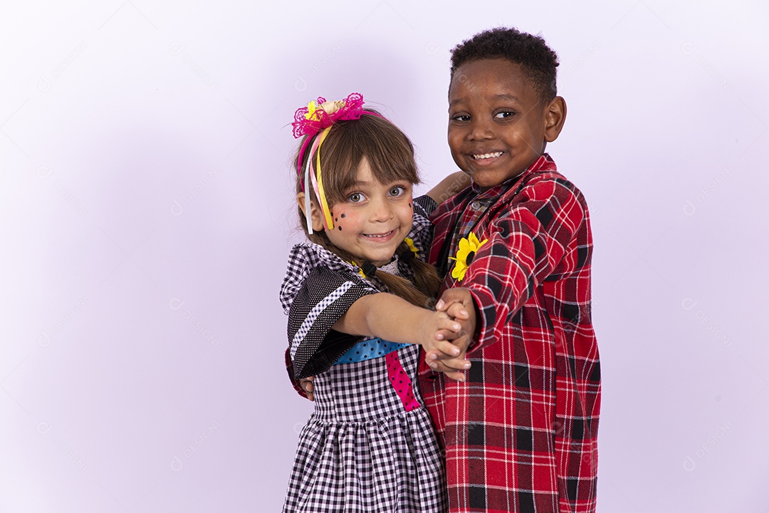 Crianças com trajes de festa junina