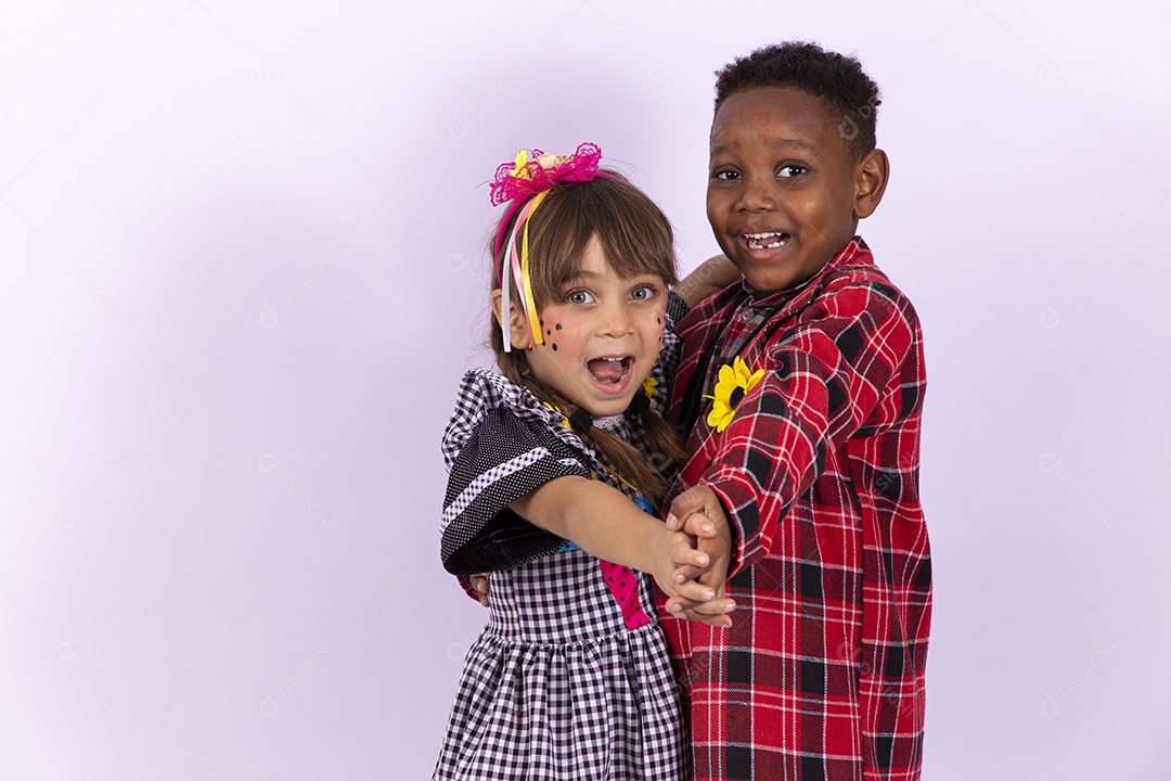 Crianças com trajes de festa junina