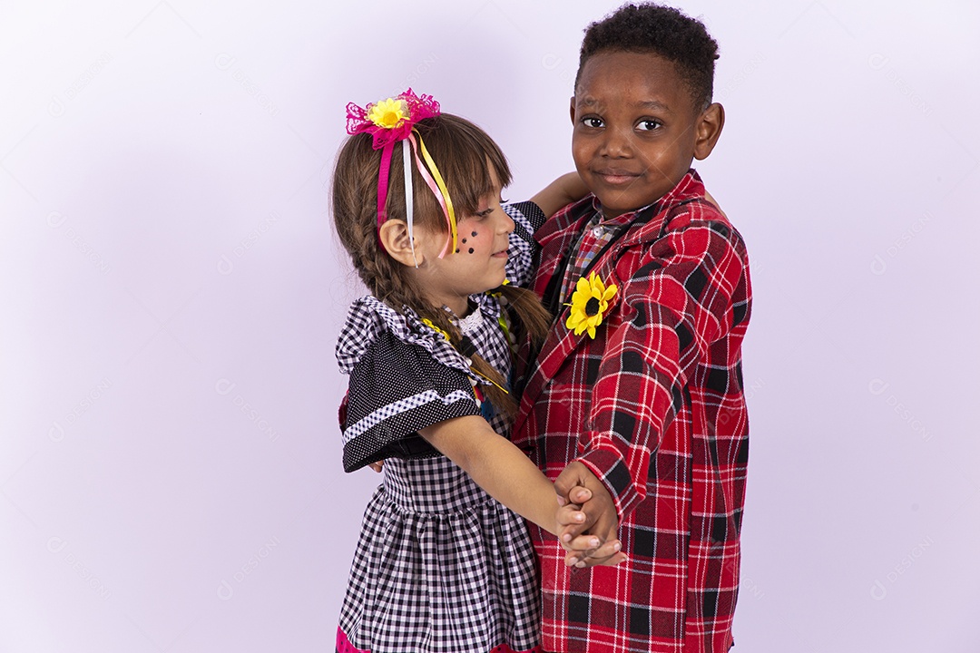 Crianças com trajes de festa junina