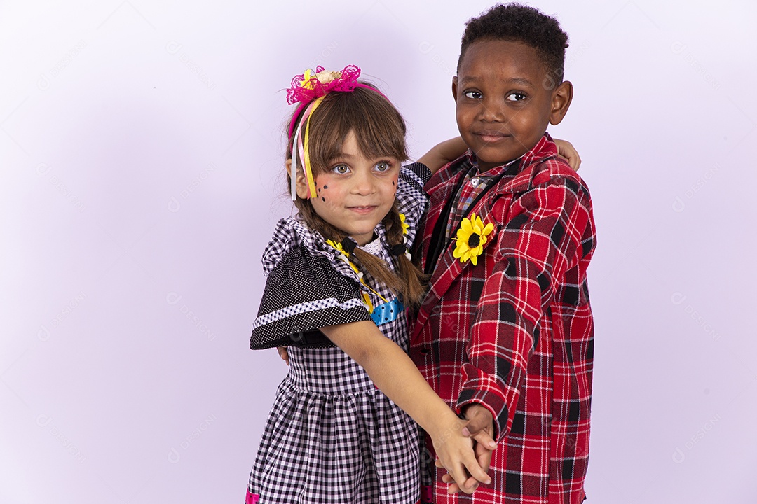 Crianças com trajes de festa junina