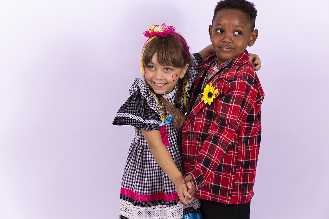 Crianças com trajes de festa junina