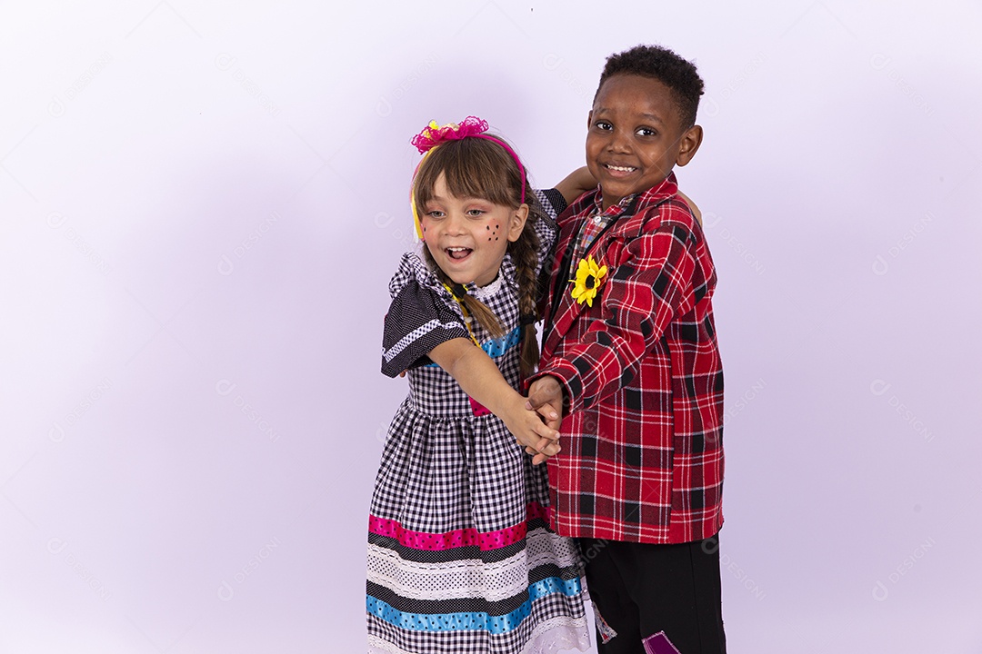 Crianças com trajes de festa junina