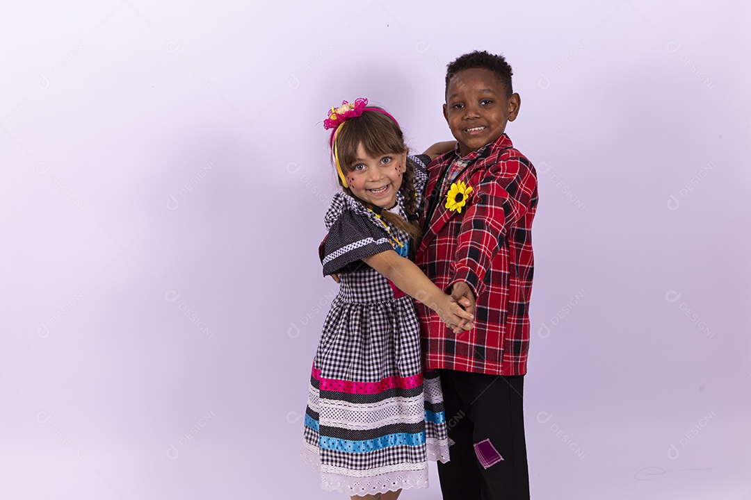 Crianças com trajes de festa junina