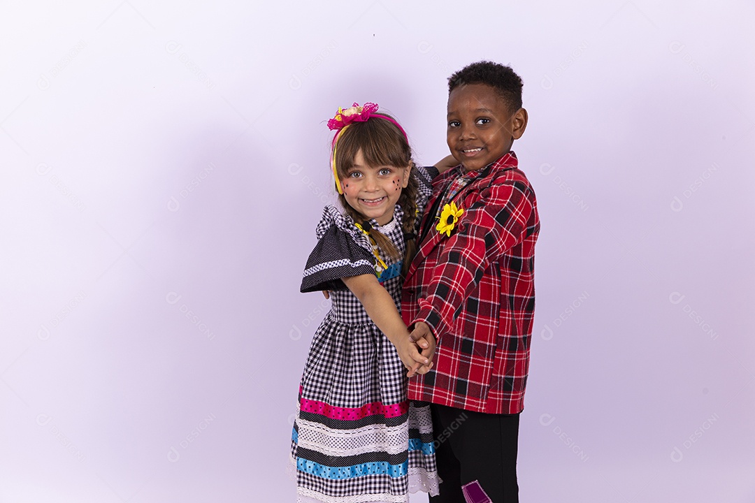 Crianças com trajes de festa junina