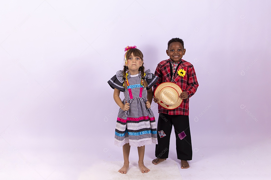 Crianças fantasiados para comemorar festa junina