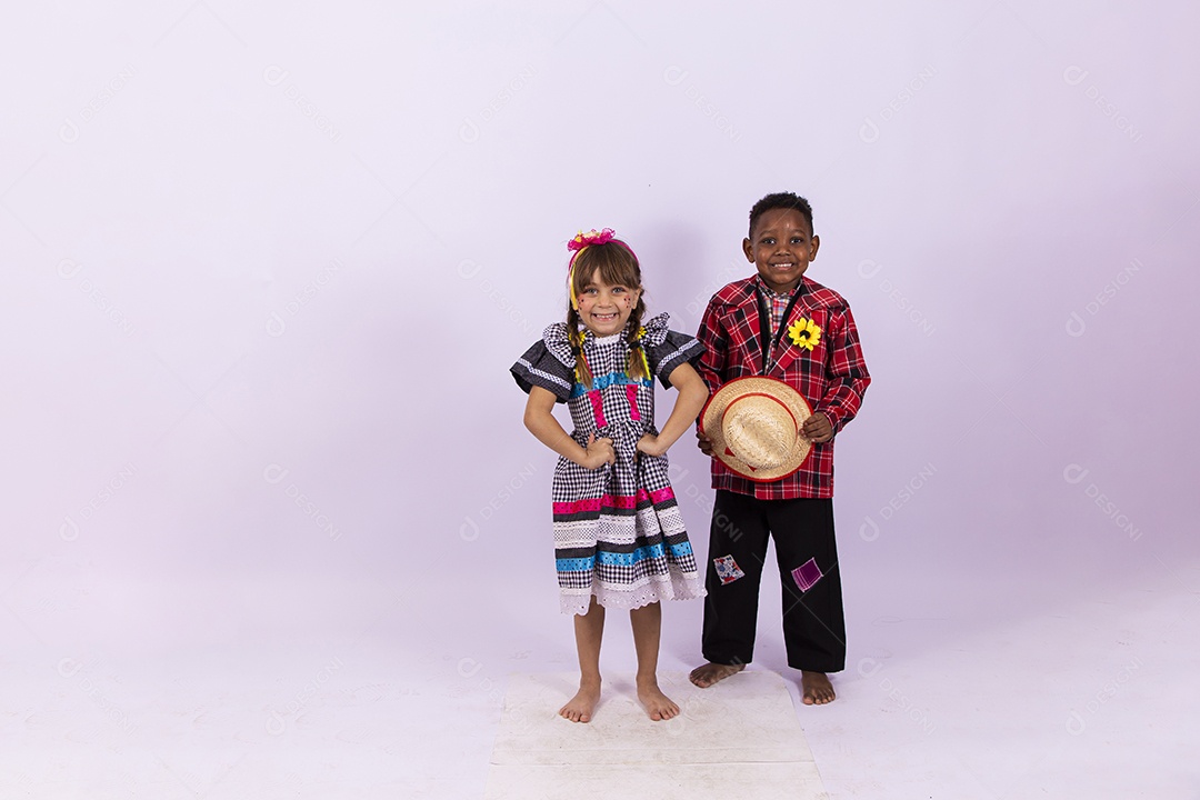 Crianças fantasiados para comemorar festa junina