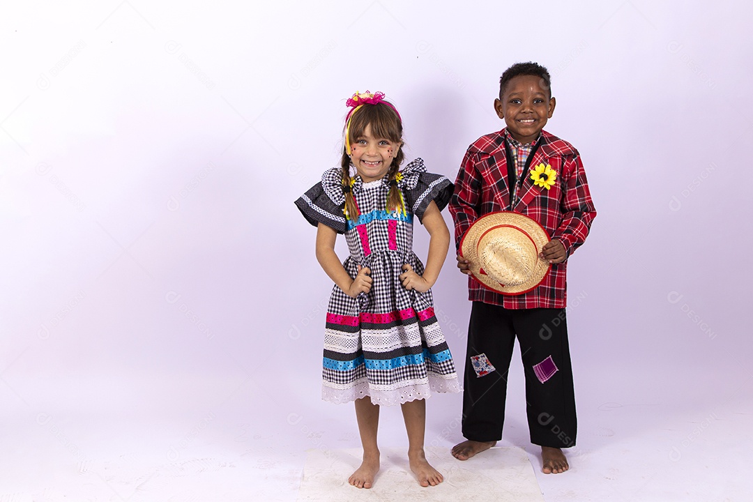 Crianças fantasiados para comemorar festa junina