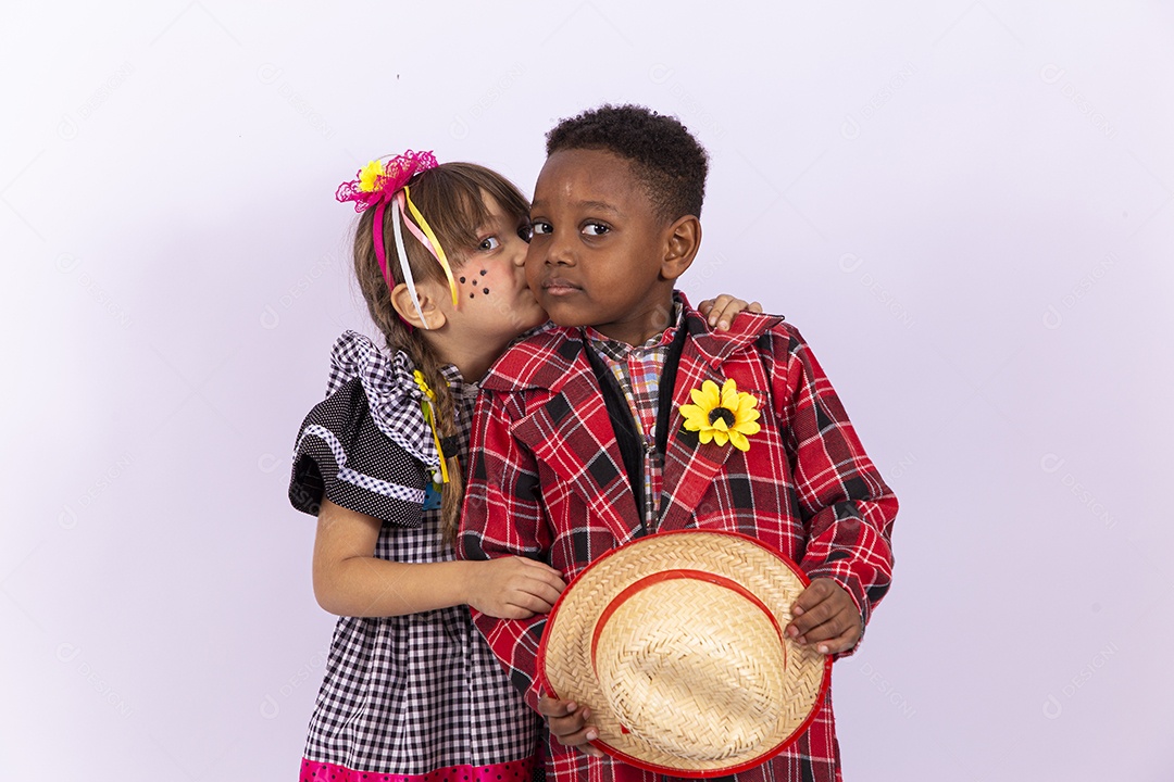 Crianças fantasiados para comemorar festa junina
