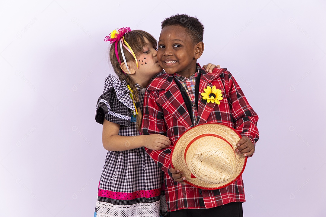 Crianças fantasiados para comemorar festa junina