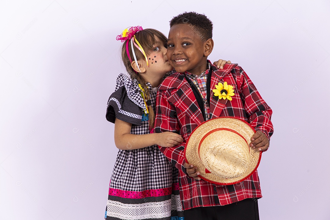 Crianças fantasiados para comemorar festa junina