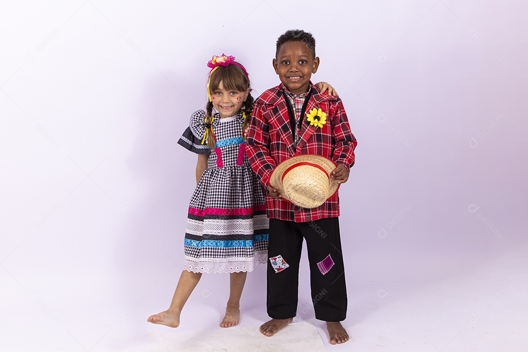 Crianças fantasiados para comemorar festa junina