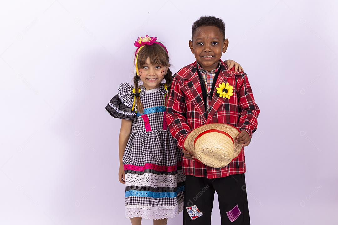 Crianças fantasiados para comemorar festa junina