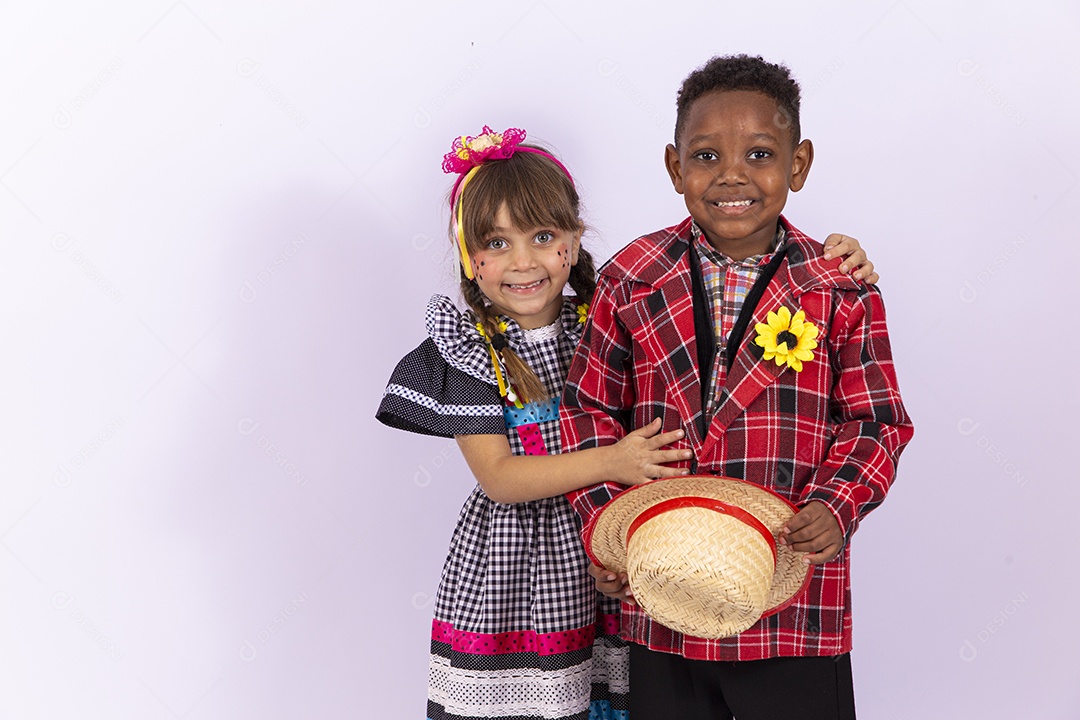 Crianças fantasiados para comemorar festa junina