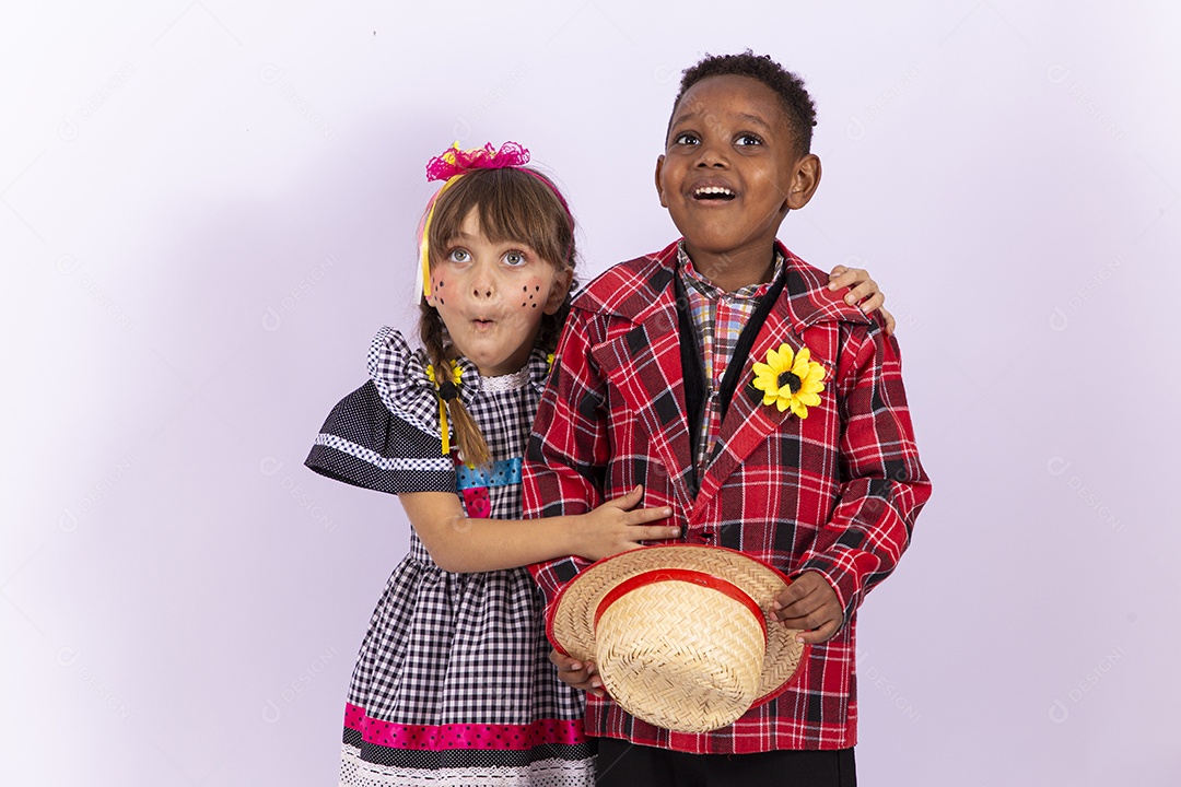 Crianças fantasiados para comemorar festa junina