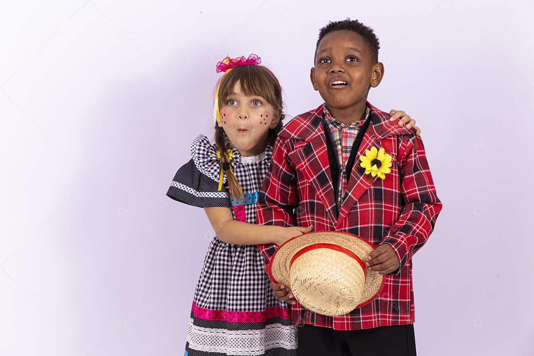 Crianças fantasiados para comemorar festa junina