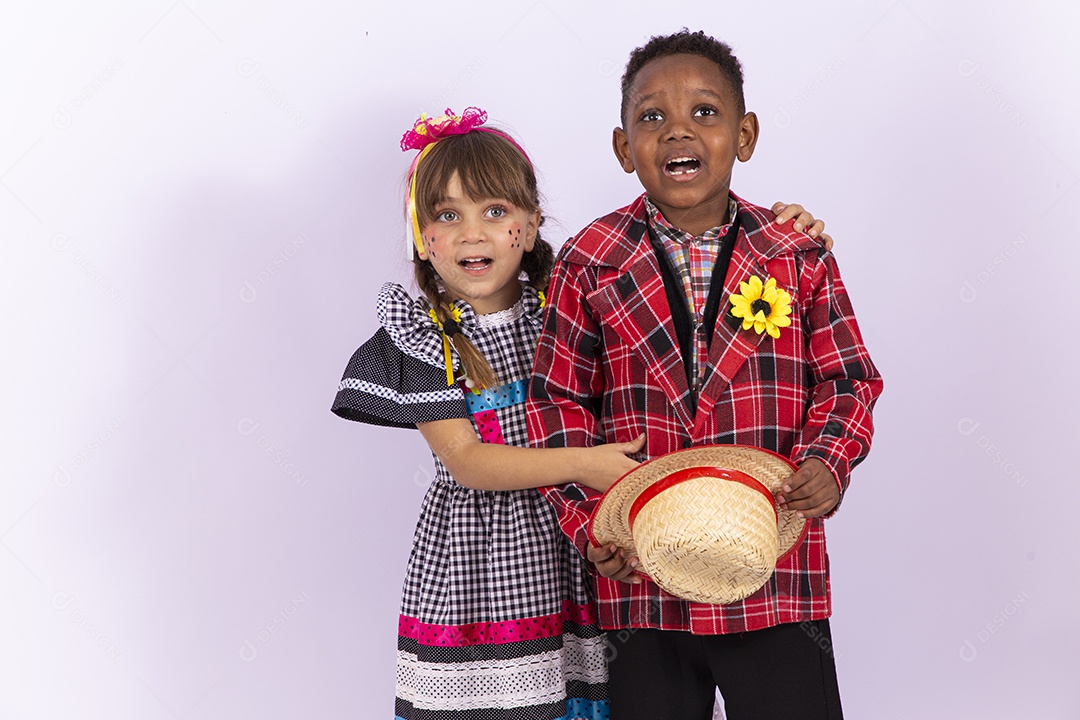 Crianças fantasiados para comemorar festa junina