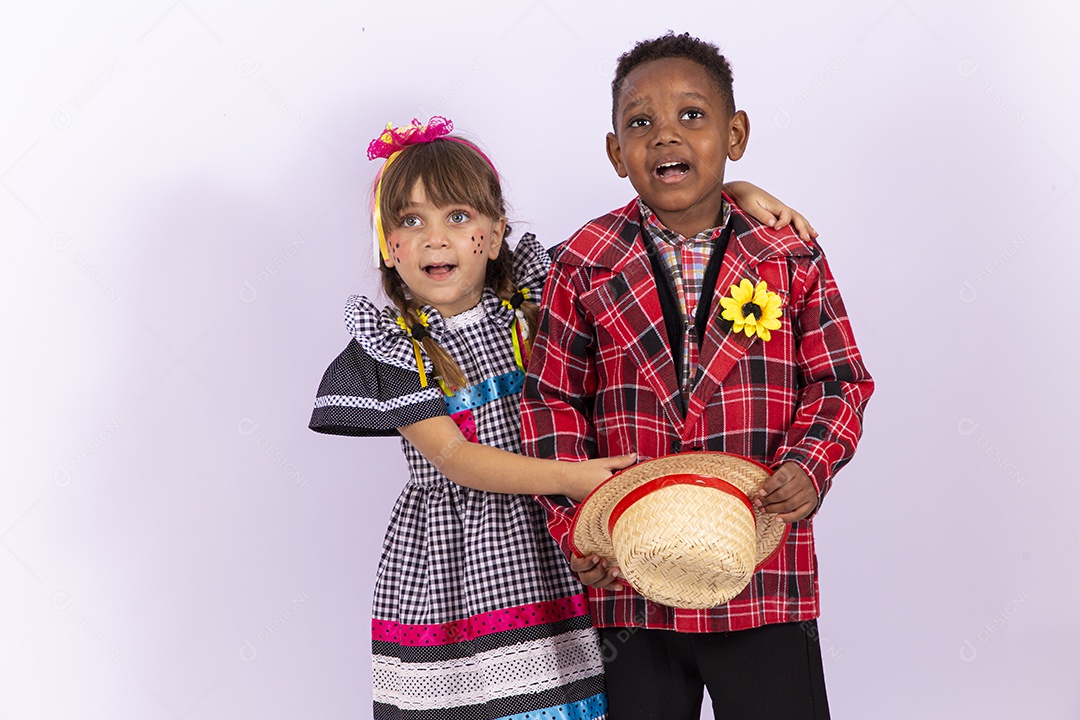 Crianças fantasiados para comemorar festa junina