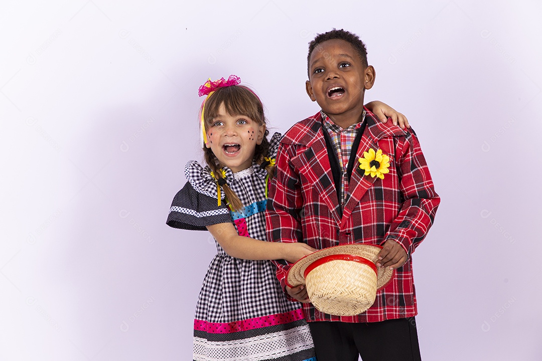 Crianças fantasiados para comemorar festa junina