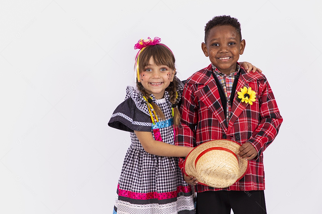 Crianças fantasiados para comemorar festa junina