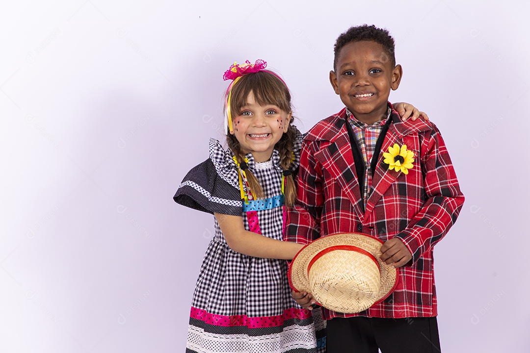Crianças fantasiados para comemorar festa junina