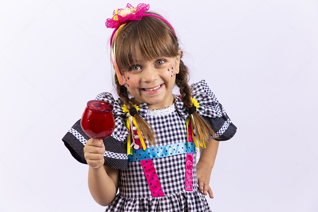 Menina de vestido para comemorar festa junina