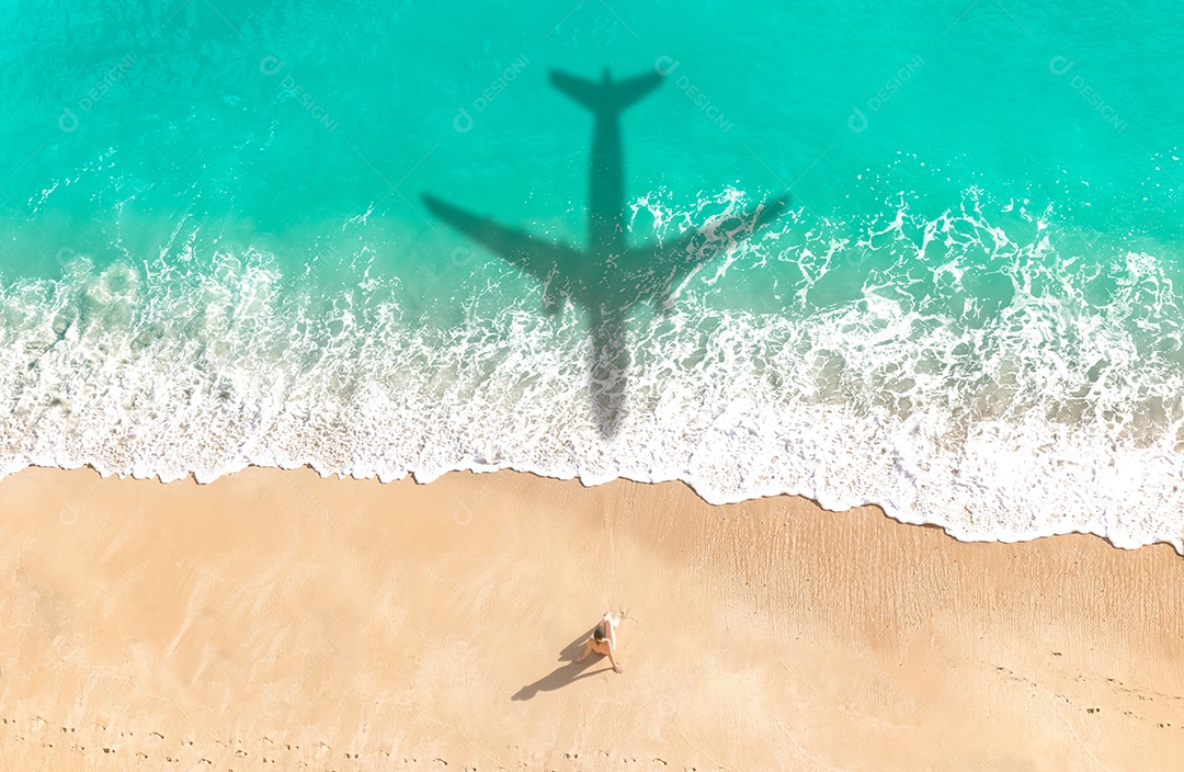 Sombra de avião voando sobre uma bela praia tropical exótica com mulher tomando banho de sol em uma ilhota ensolarada