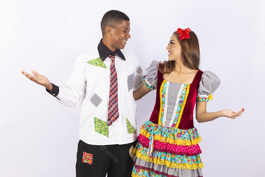 Jovens fantasiados para comemorar festa junina