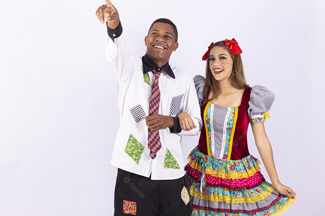 Jovens fantasiados para comemorar festa junina