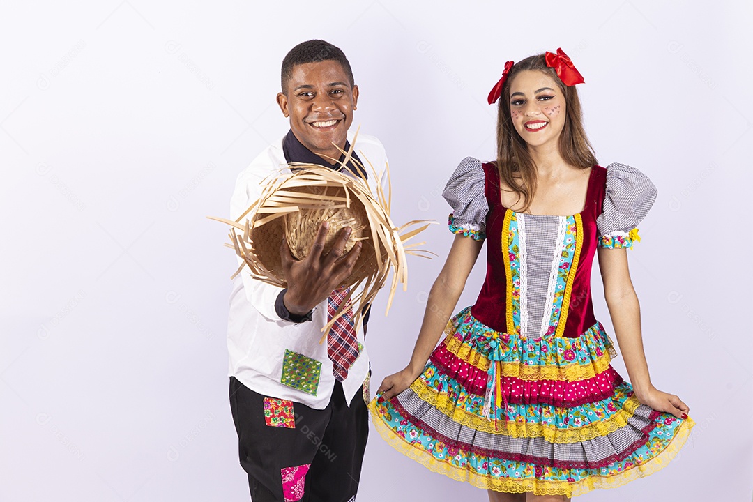 Jovens fantasiados para comemorar festa junina