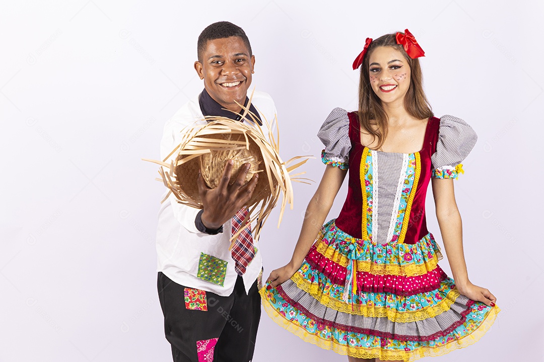 Jovens fantasiados para comemorar festa junina