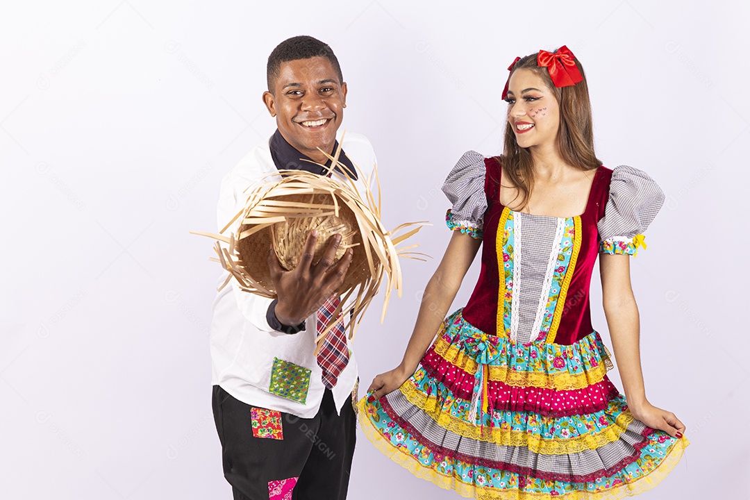 Jovens fantasiados para comemorar festa junina