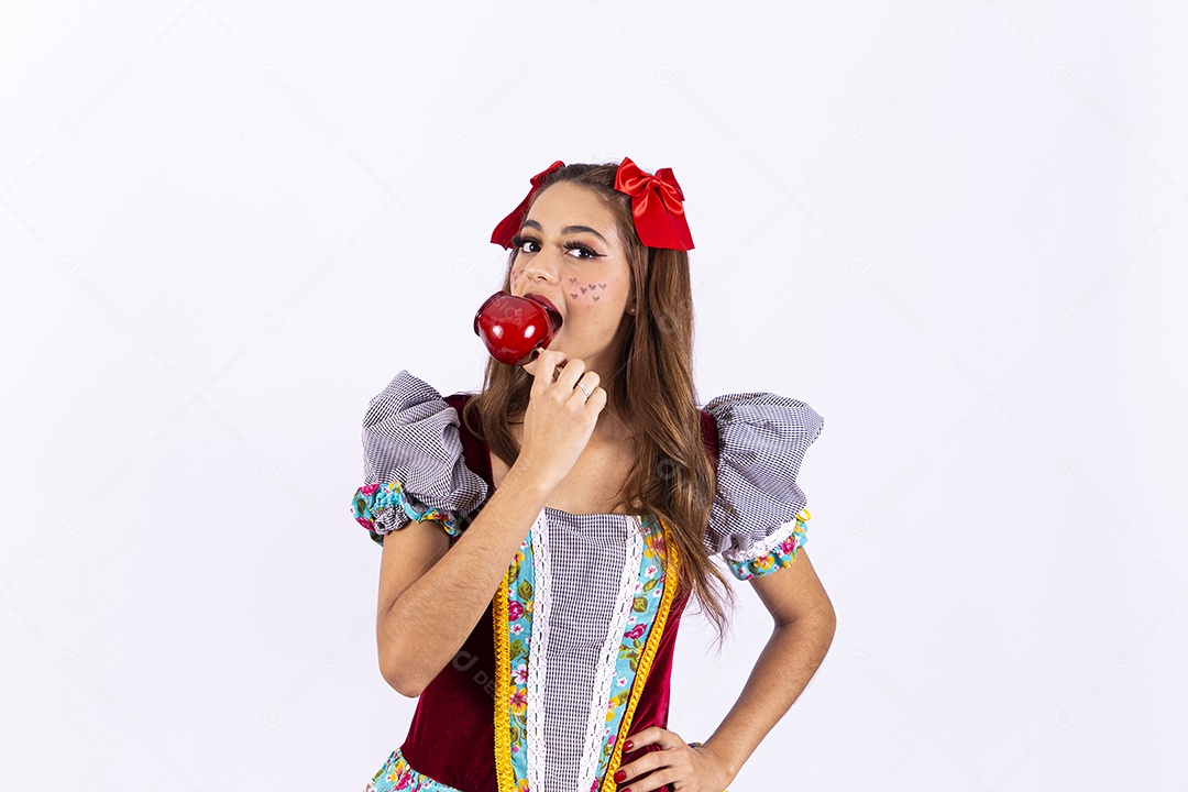 Jovem mulher fantasiada para comemorar festa junina