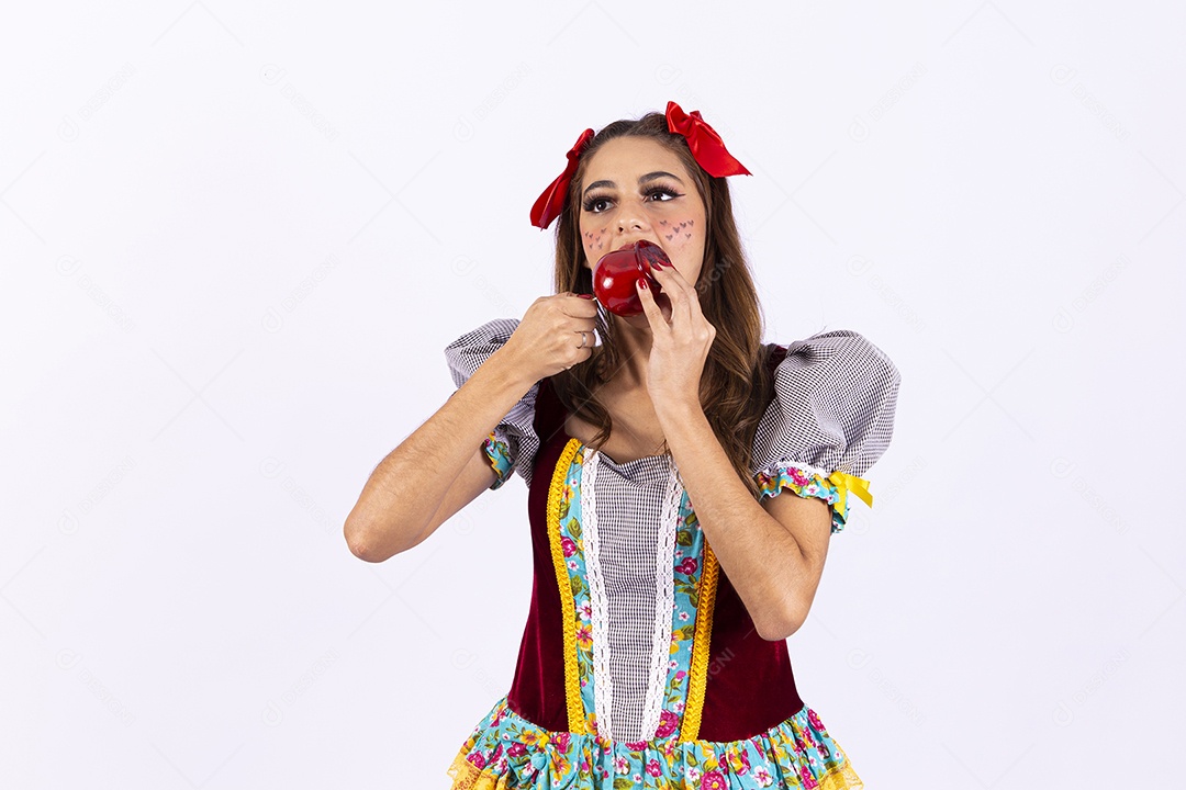 Jovem mulher fantasiada para comemorar festa junina