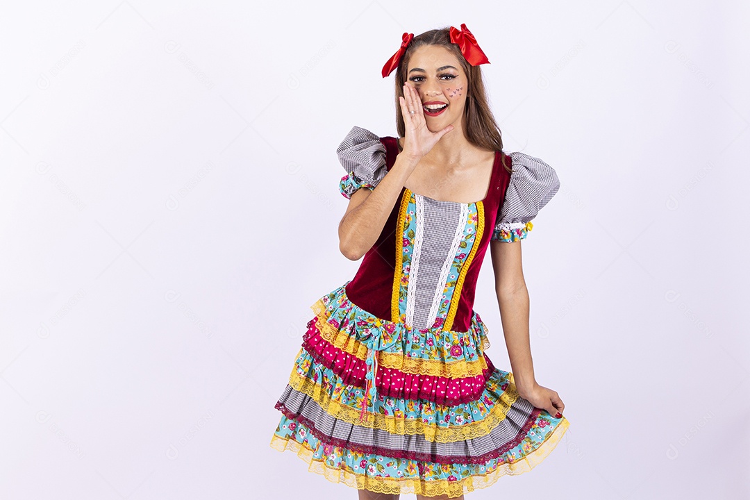 Jovem mulher fantasiada para comemorar festa junina