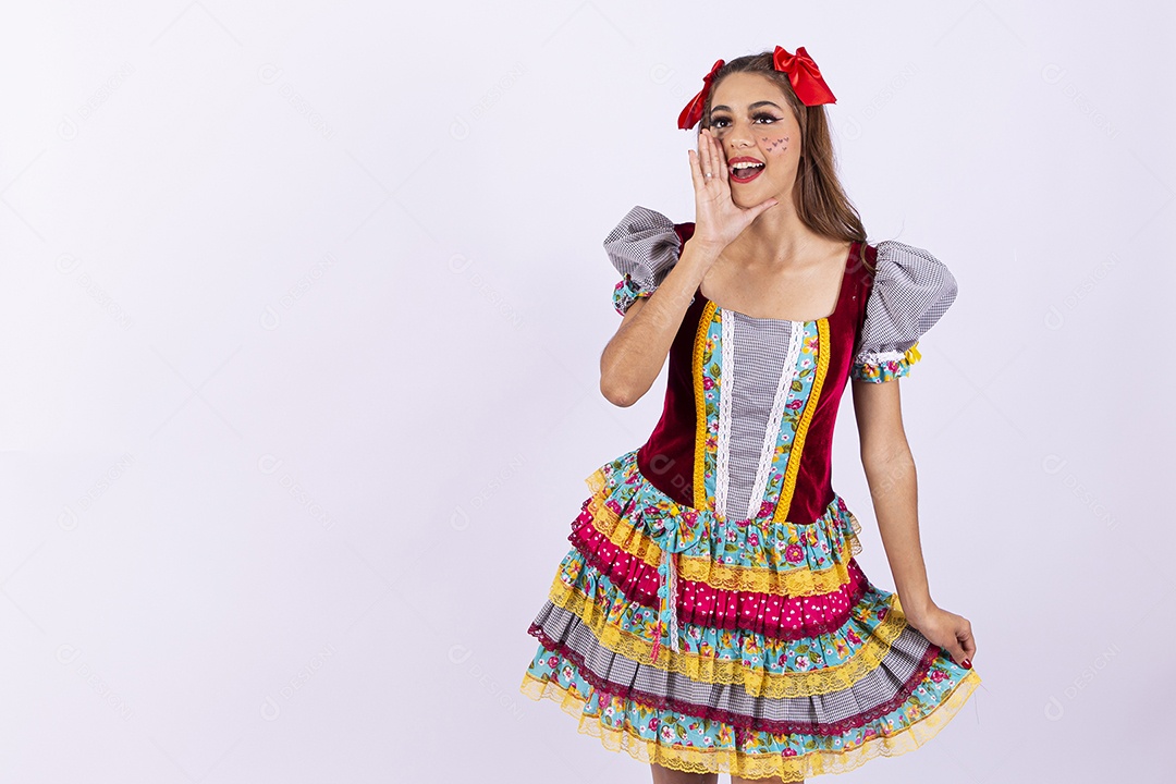 Jovem mulher fantasiada para comemorar festa junina