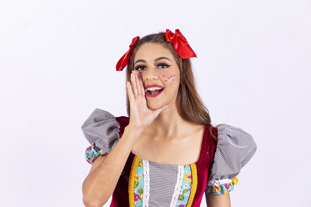 Jovem mulher fantasiada para comemorar festa junina