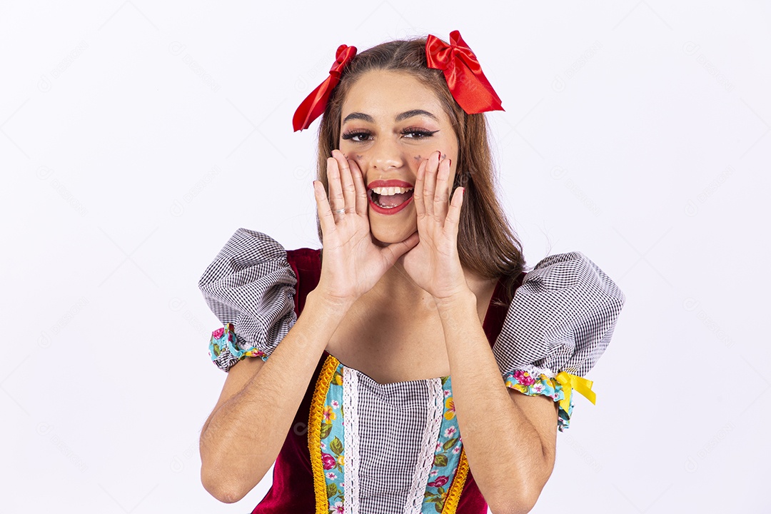 Jovem mulher fantasiada para comemorar festa junina