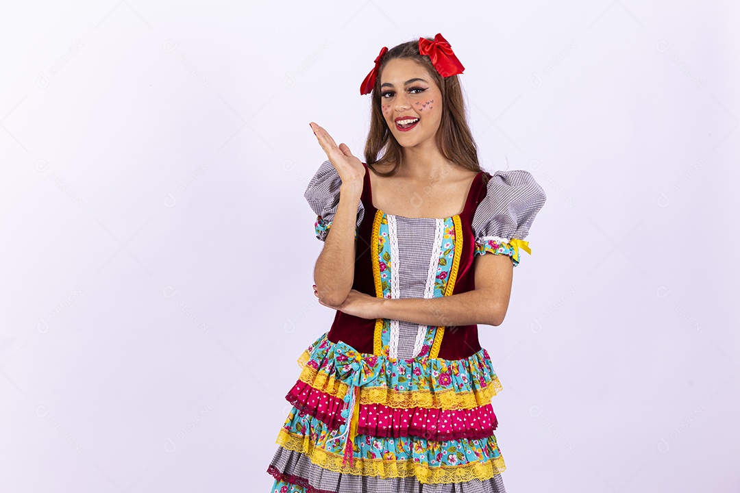 Jovem mulher fantasiada para comemorar festa junina