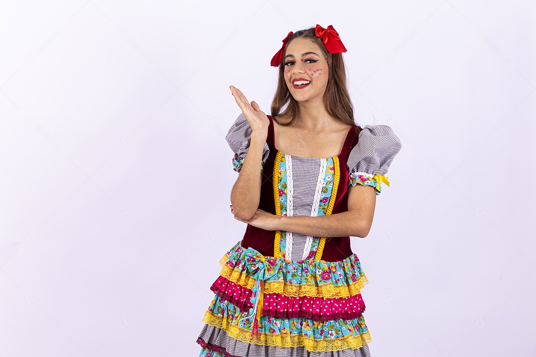 Jovem mulher fantasiada para comemorar festa junina