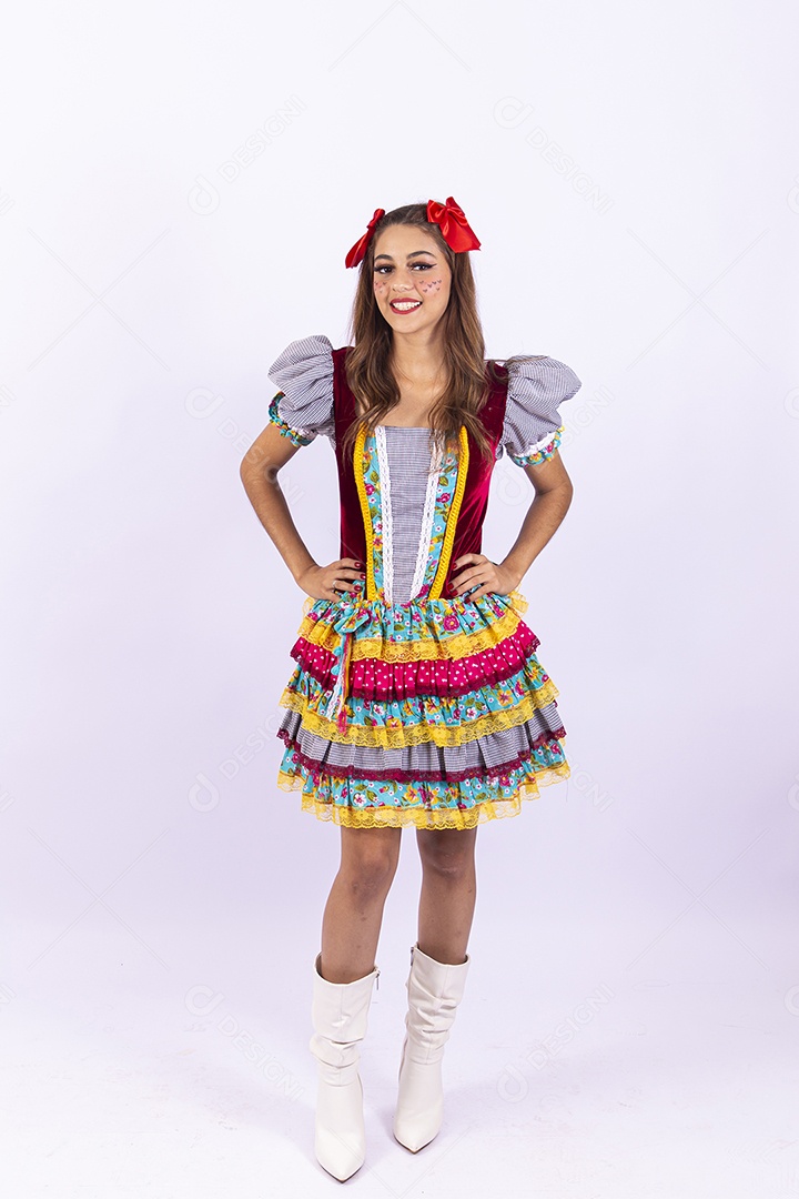 Jovem mulher fantasiada para comemorar festa junina