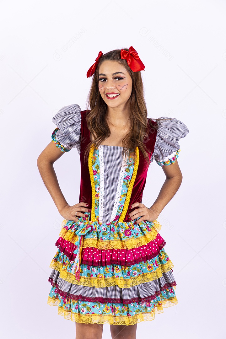 Jovem mulher fantasiada para comemorar festa junina