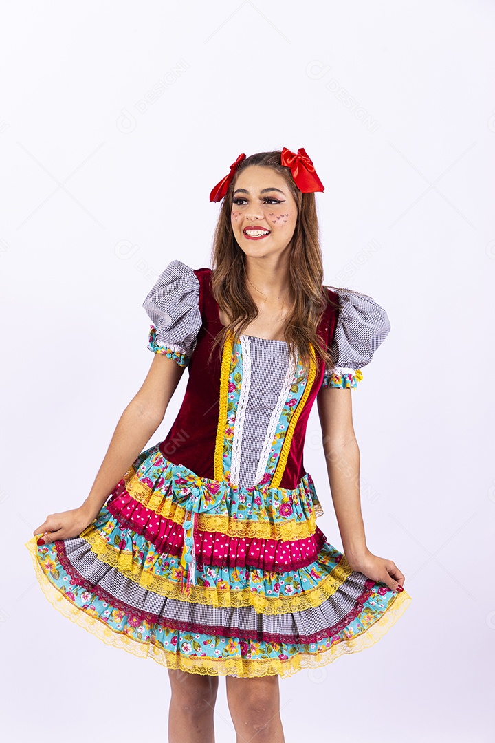 Jovem mulher fantasiada para comemorar festa junina