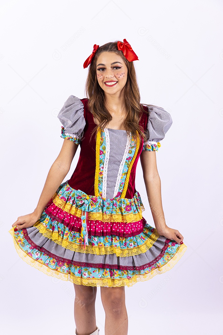 Jovem mulher fantasiada para comemorar festa junina
