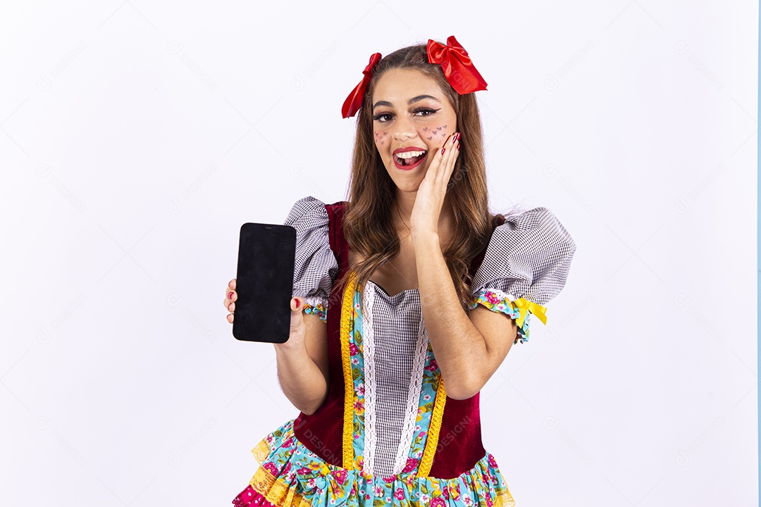 Jovem mulher fantasiada para comemorar festa junina