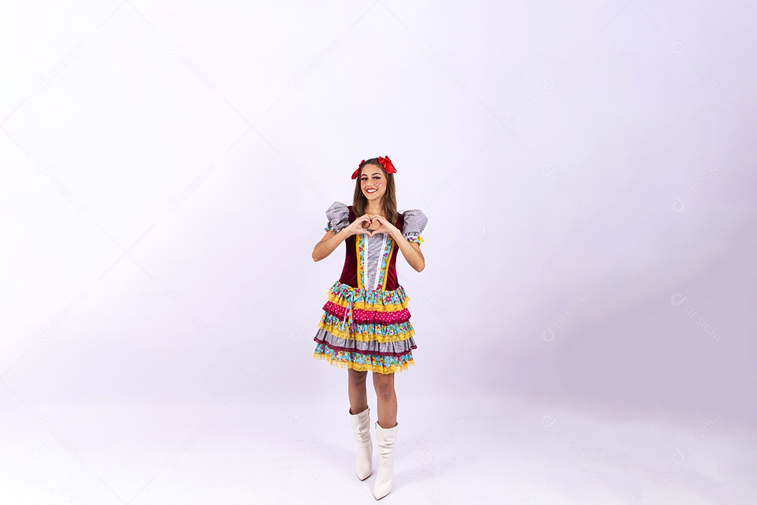 Jovem mulher fantasiada para comemorar festa junina