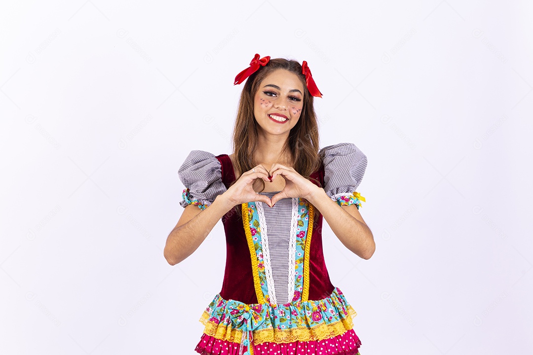 Jovem mulher fantasiada para comemorar festa junina